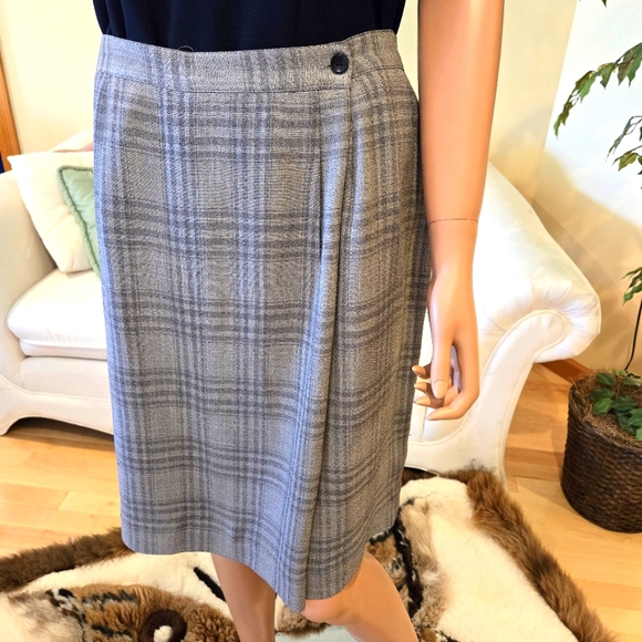 Jones of New York Woman's Green Plaid Suit, Size 12 - Picture 8 of 16